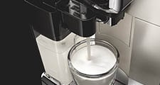 הוספת חלב יוצרת את הקפה המושלם