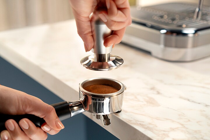 Pressing coffee powder